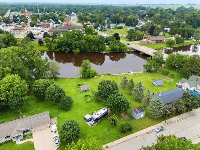 $89,900 | 303 1st Street, Oconto, WI 54153