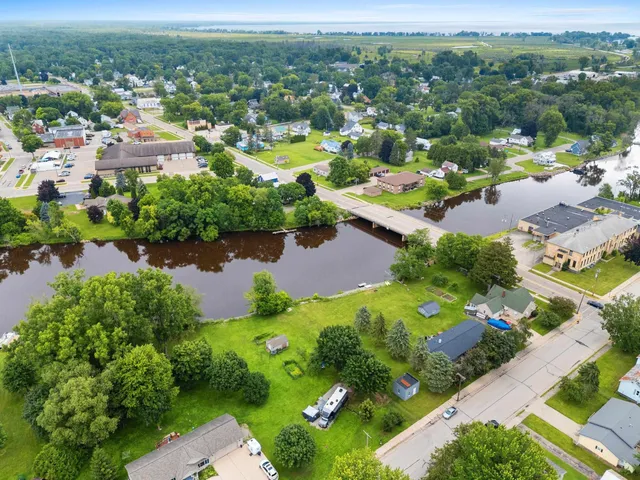 $89,900 | 303 1st Street, Oconto, WI 54153
