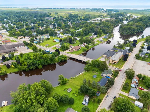 $89,900 | 303 1st Street, Oconto, WI 54153