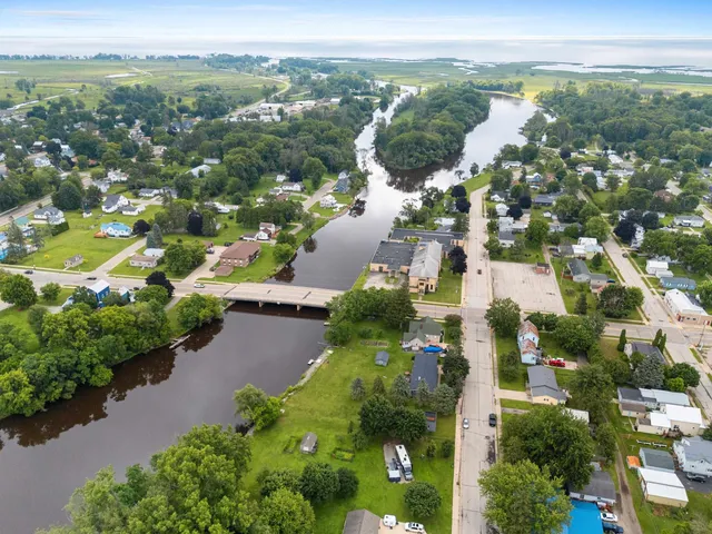 $89,900 | 303 1st Street, Oconto, WI 54153