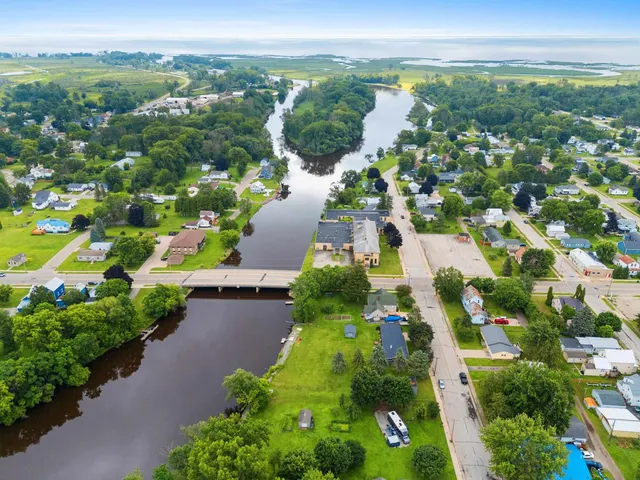 $89,900 | 303 1st Street, Oconto, WI 54153