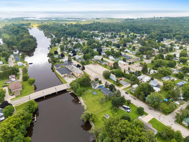 $89,900 | 303 1st Street, Oconto, WI 54153