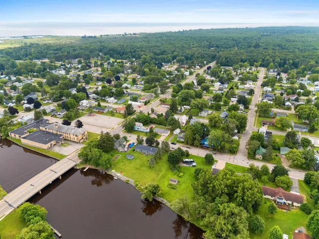 $89,900 | 303 1st Street, Oconto, WI 54153