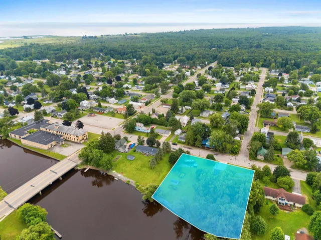 $89,900 | 303 1st Street, Oconto, WI 54153