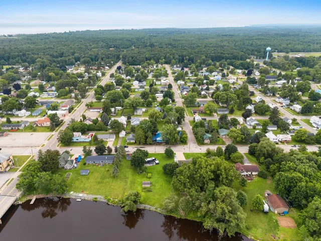 $89,900 | 303 1st Street, Oconto, WI 54153