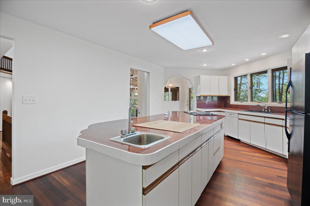 8438 Mackall Road St. Leonard, MD 20685 - Photo 25 of 68 Island with prep sink for easy preparation.