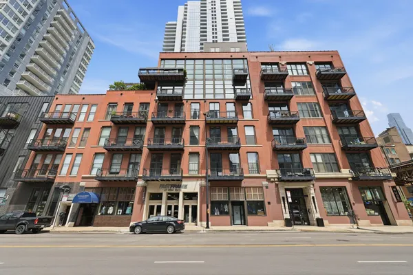 $370,000 | 300 West Grand Avenue, Unit 203, Chicago, IL 60654