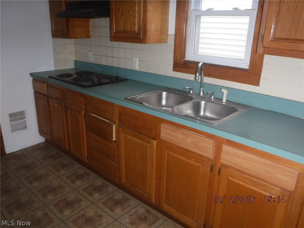 3360 Altamont Road Cleveland, OH 44118 - Photo 2 of 15