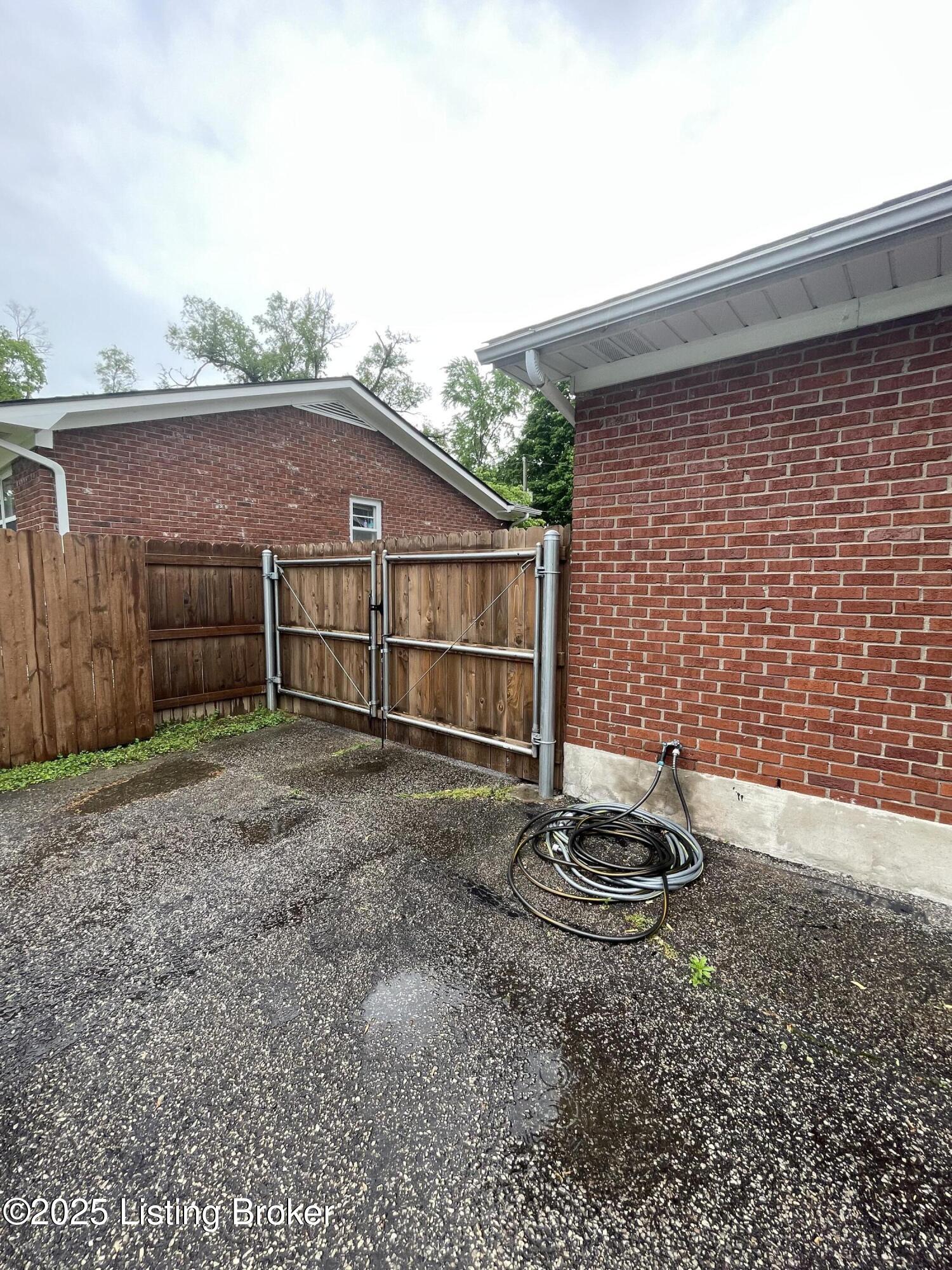 3405 Eva Road Louisville, KY 40216 - Photo 29 of 32 Privacy Fence