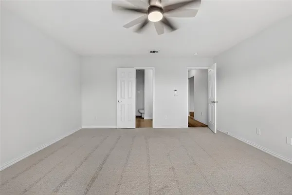a view of empty room with a ceiling fan