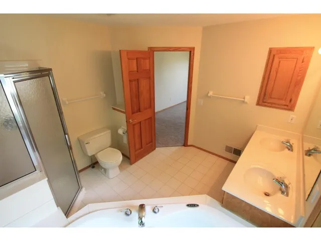 $2,995 | 19015 31st Place North, Plymouth, MN 55447