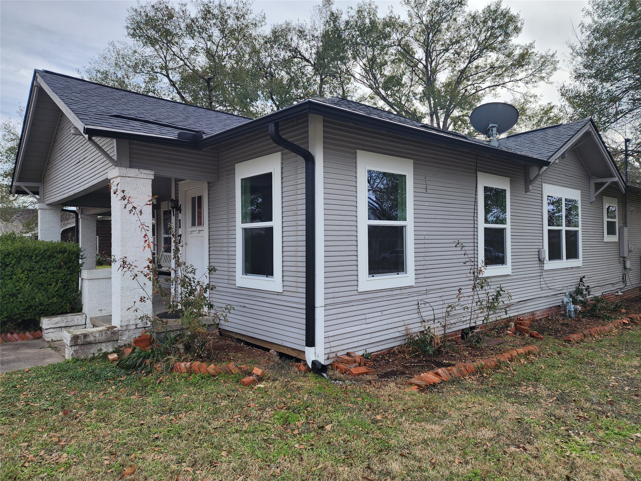 417 Victoria Street Navasota, TX 77868 - Photo 4 of 18 a front view of a house with garden