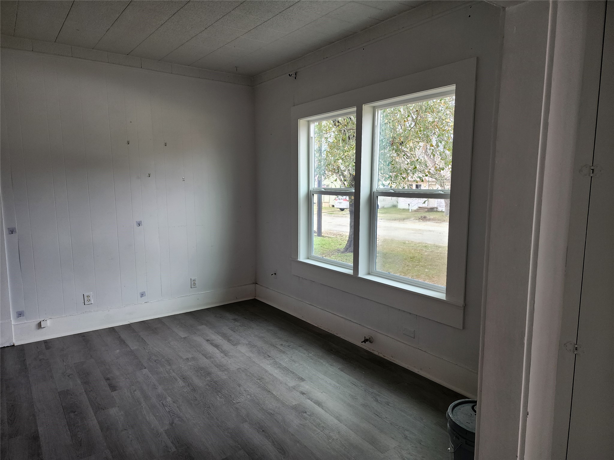 417 Victoria Street Navasota, TX 77868 - Photo 7 of 18 an empty room with a window