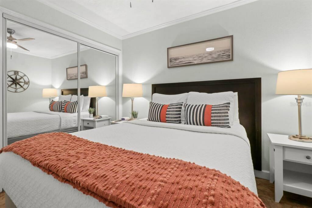 2506 North Rocky Point Drive, Unit 202 Tampa, FL 33607 - Photo 4 of 17 a bedroom with bed and lamp