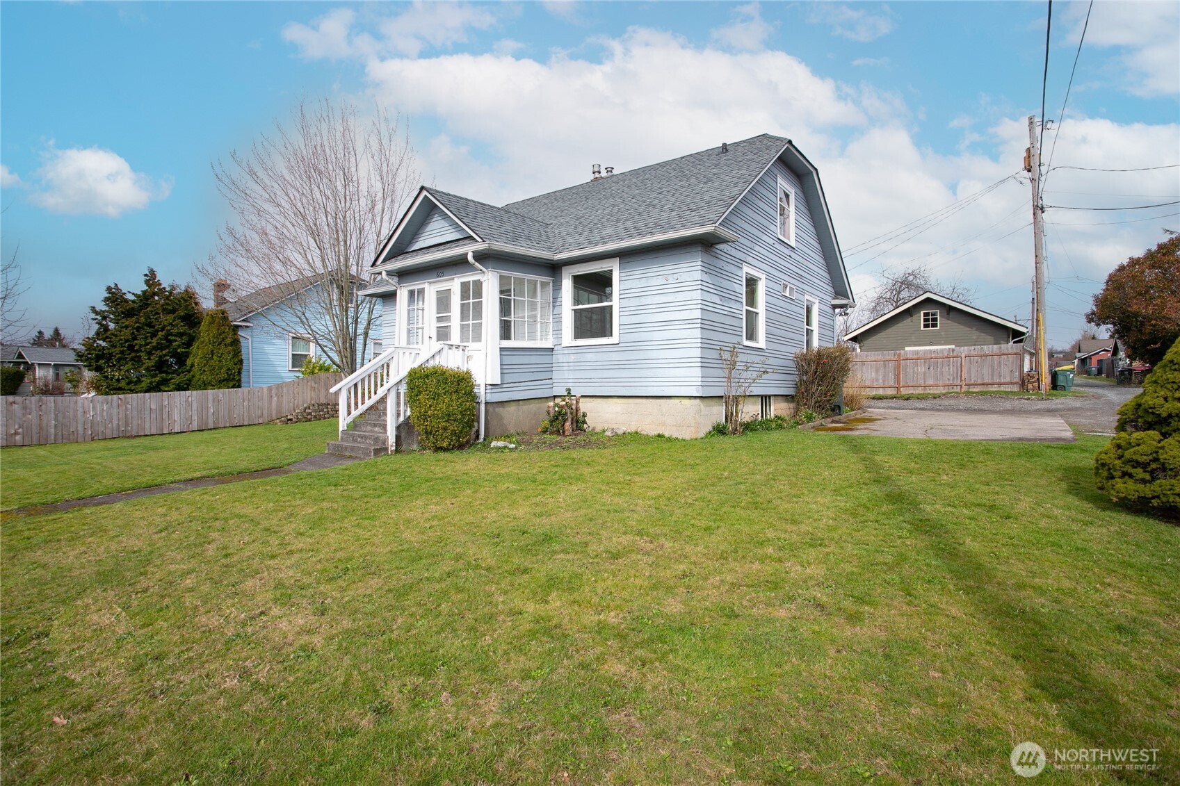 605 Alabama Street Bellingham, WA 98225 - Photo 1 of 27 a front view of house with yard and green space