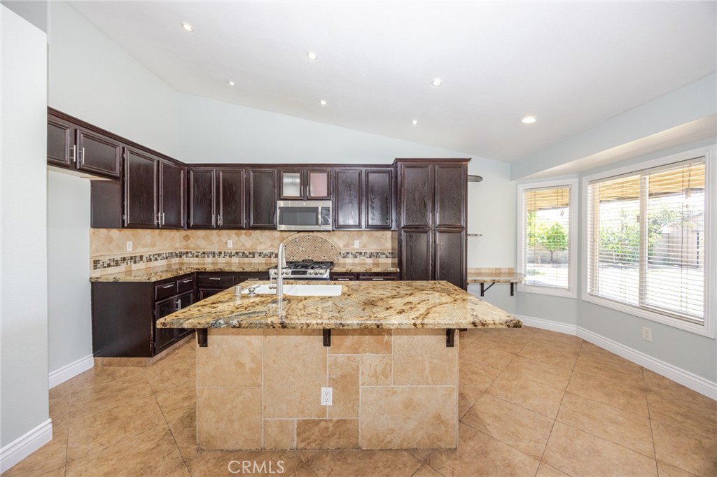 15045 Spring Street Fontana, CA 92335 - Photo 11 of 36