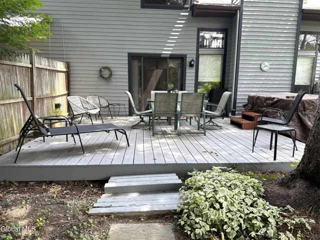 $314,900 | 102 Meadowbrook Drive, Bethlehem, NY 12159