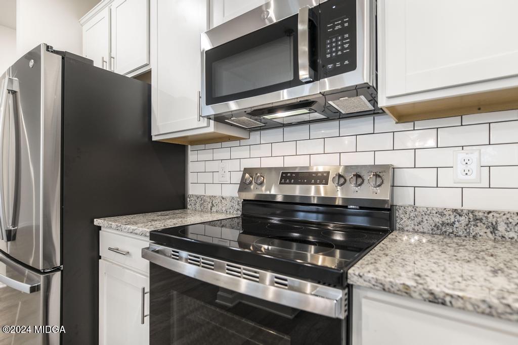 108 Cornfield Circle Perry, GA 31069 - Photo 16 of 39 a stove top oven sitting inside of a kitchen
