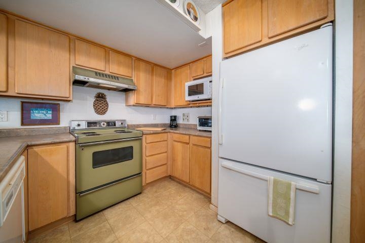 150 Puukolii Road, Unit 17 Lahaina, HI 96761 - Photo 16 of 40 a kitchen with a stove cabinets and a sink