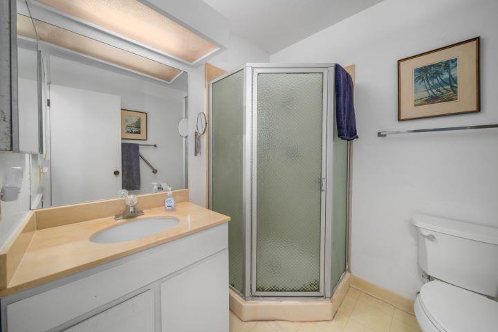 150 Puukolii Road, Unit 17 Lahaina, HI 96761 - Photo 28 of 40 a bathroom with a sink and a mirror