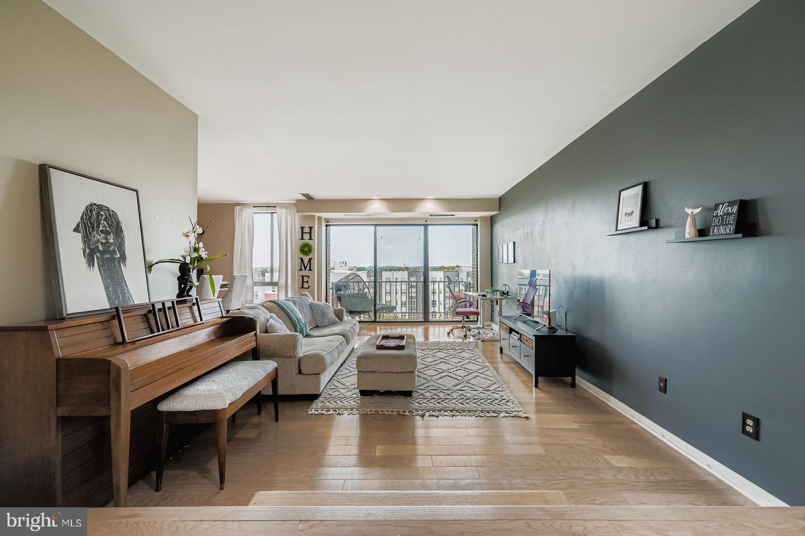 9900 Georgia Avenue, Unit 27716 Silver Spring, MD 20902 - Photo 5 of 37 a living room with furniture and a large window