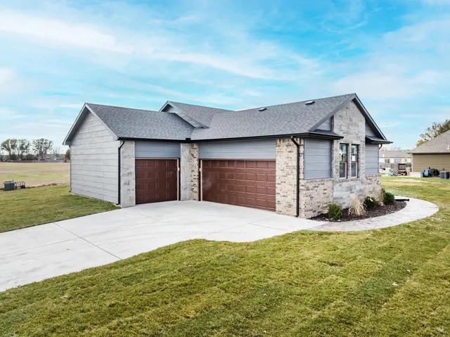 $365,000 | 1017 Park Glen Street, Clearwater, KS 67026