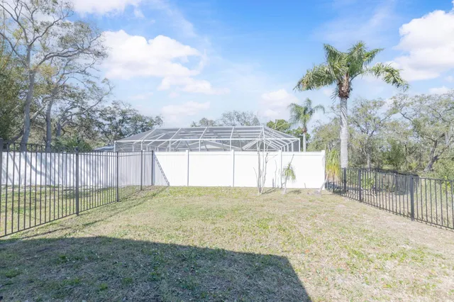 a view of back yard of the house