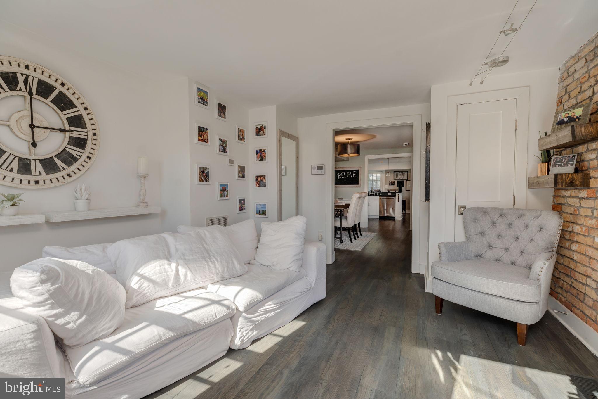 601 South St Asaph Street Alexandria, VA 22314 - Photo 9 of 47 Living Room