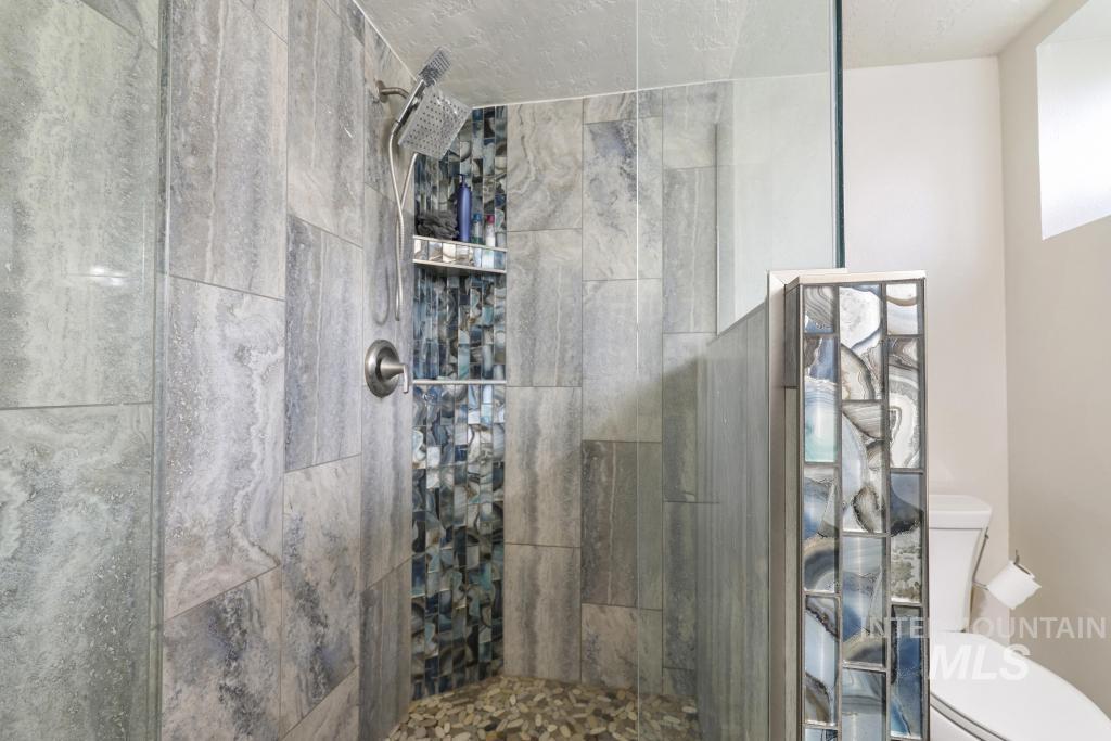 2243 4000 North Filer, ID 83328 - Photo 17 of 30 Bathroom with tiled shower