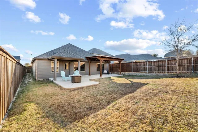 a view of backyard of the house