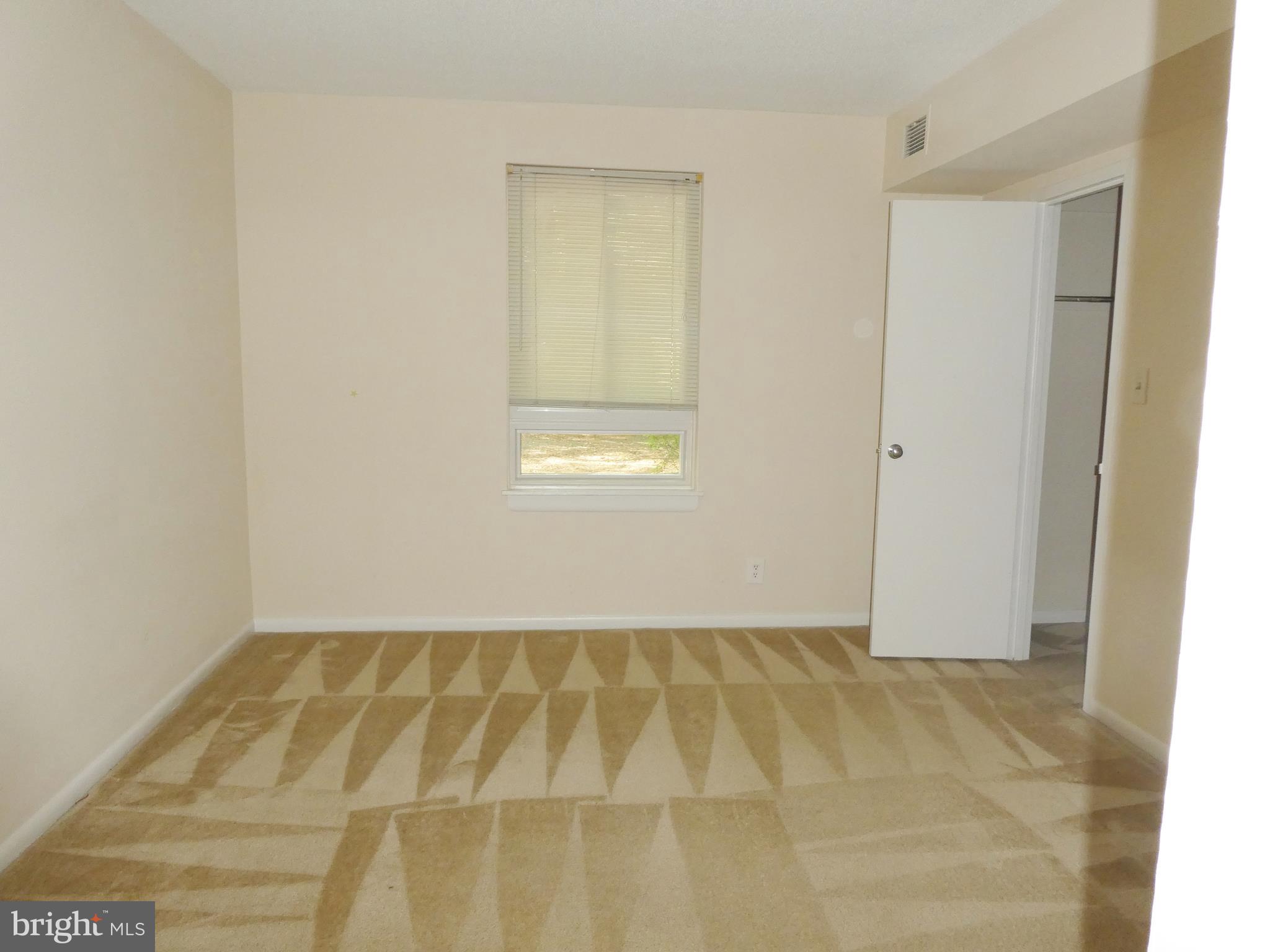 2220 Castle Rock Square, Unit 1B Reston, VA 20191 - Photo 15 of 36 View of Clean Carpet and Window Shade in MBR