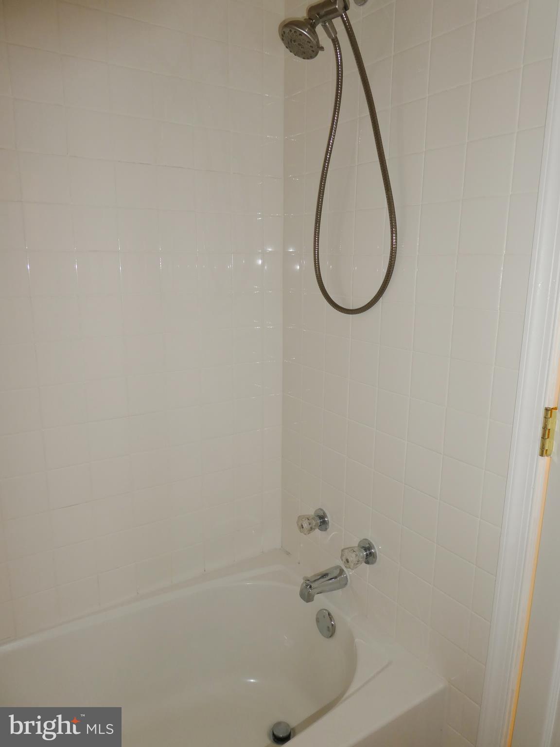 2220 Castle Rock Square, Unit 1B Reston, VA 20191 - Photo 23 of 36 With Tub and Shower