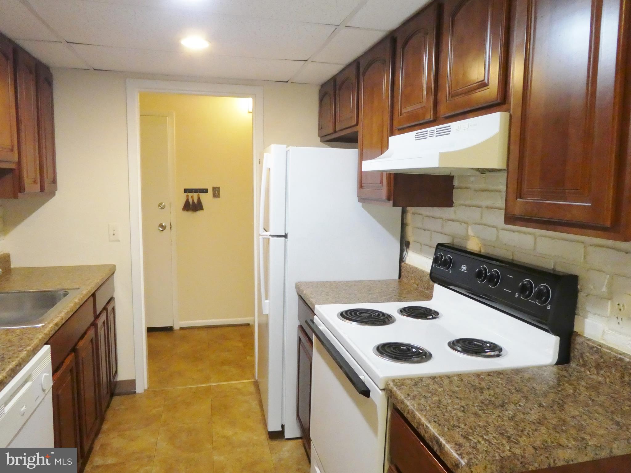 2220 Castle Rock Square, Unit 1B Reston, VA 20191 - Photo 4 of 36 Electric Stove, dishwasher and newer refrigerator.
