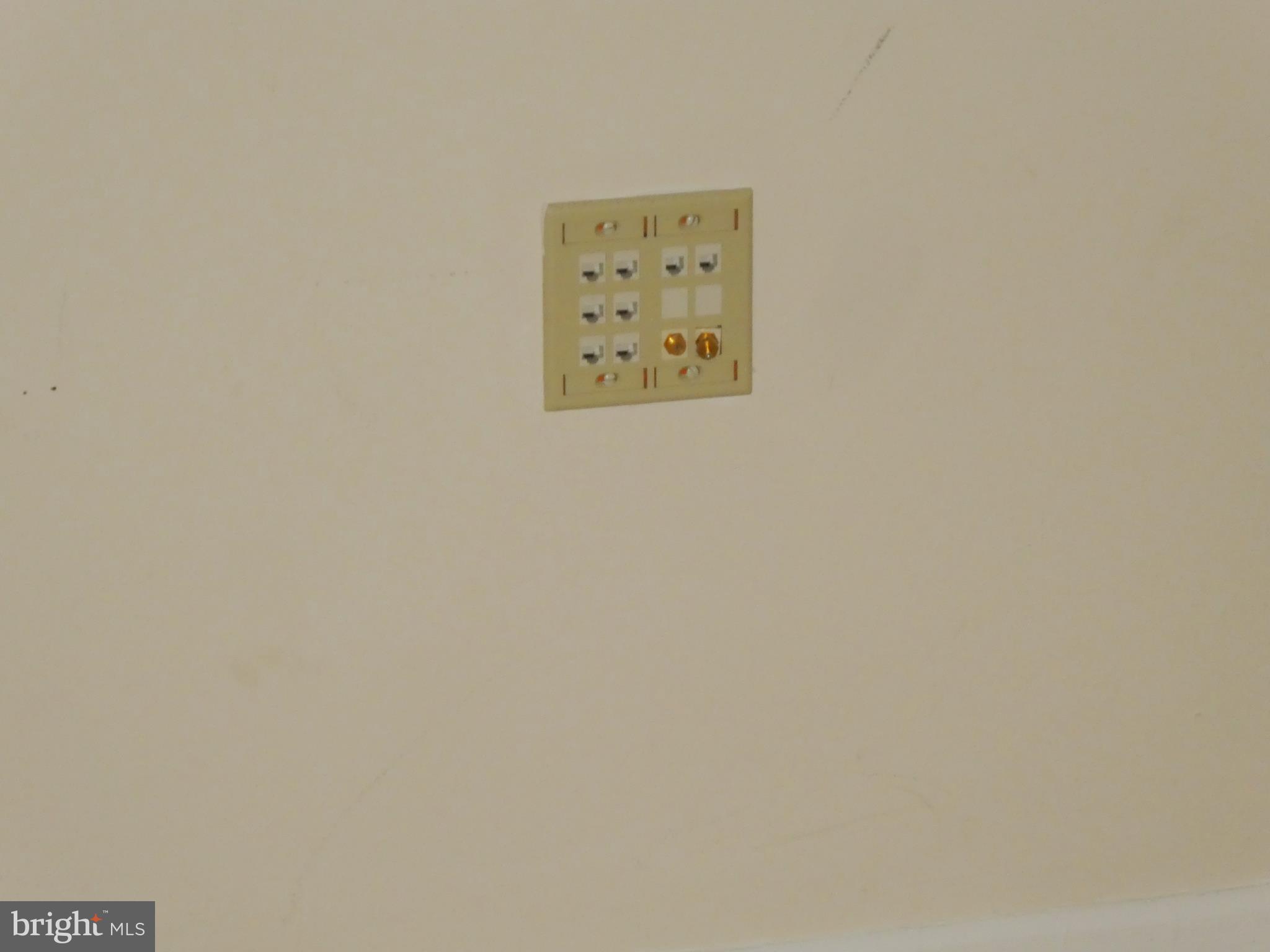 2220 Castle Rock Square, Unit 1B Reston, VA 20191 - Photo 9 of 36 Handy multi-outlet in LR for desk