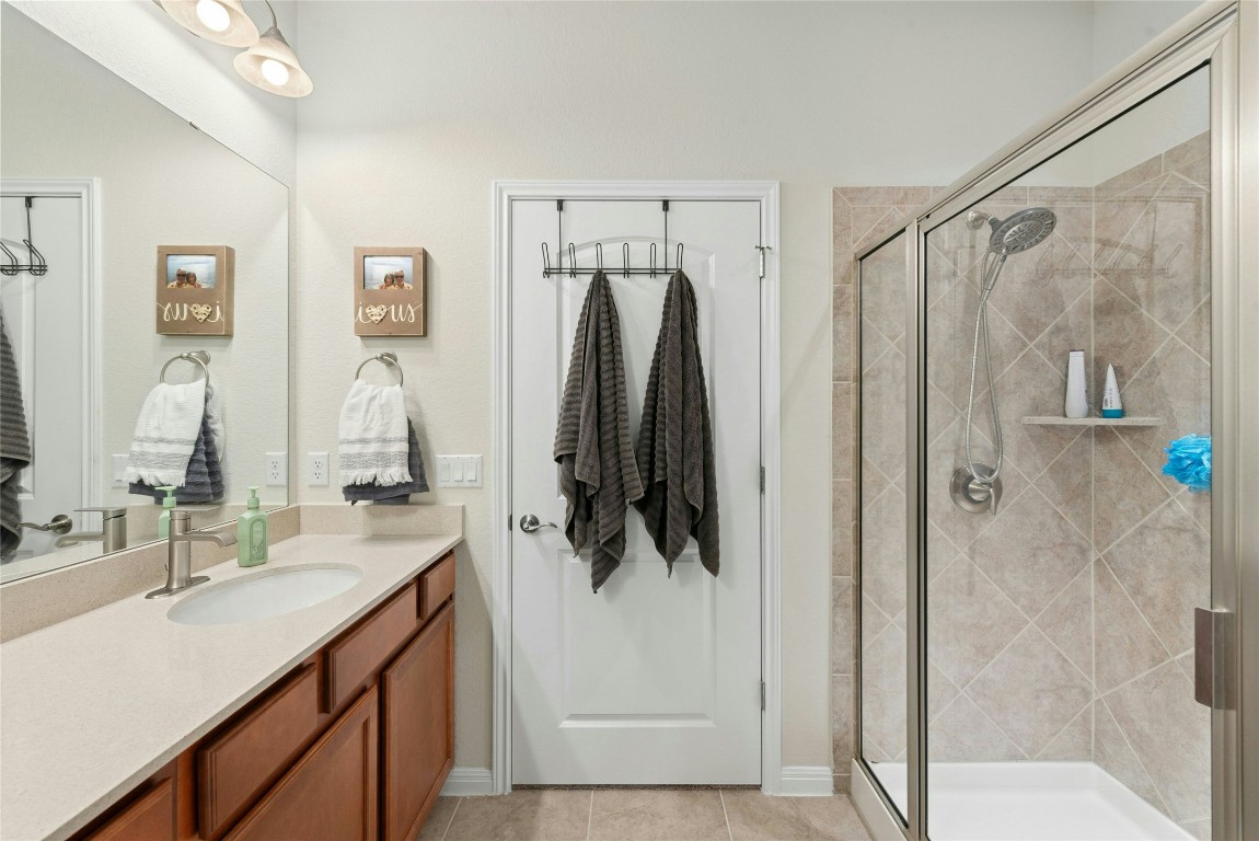 704 Archer Lane Georgetown, TX 78633 - Photo 22 of 40 Main Bathroom
