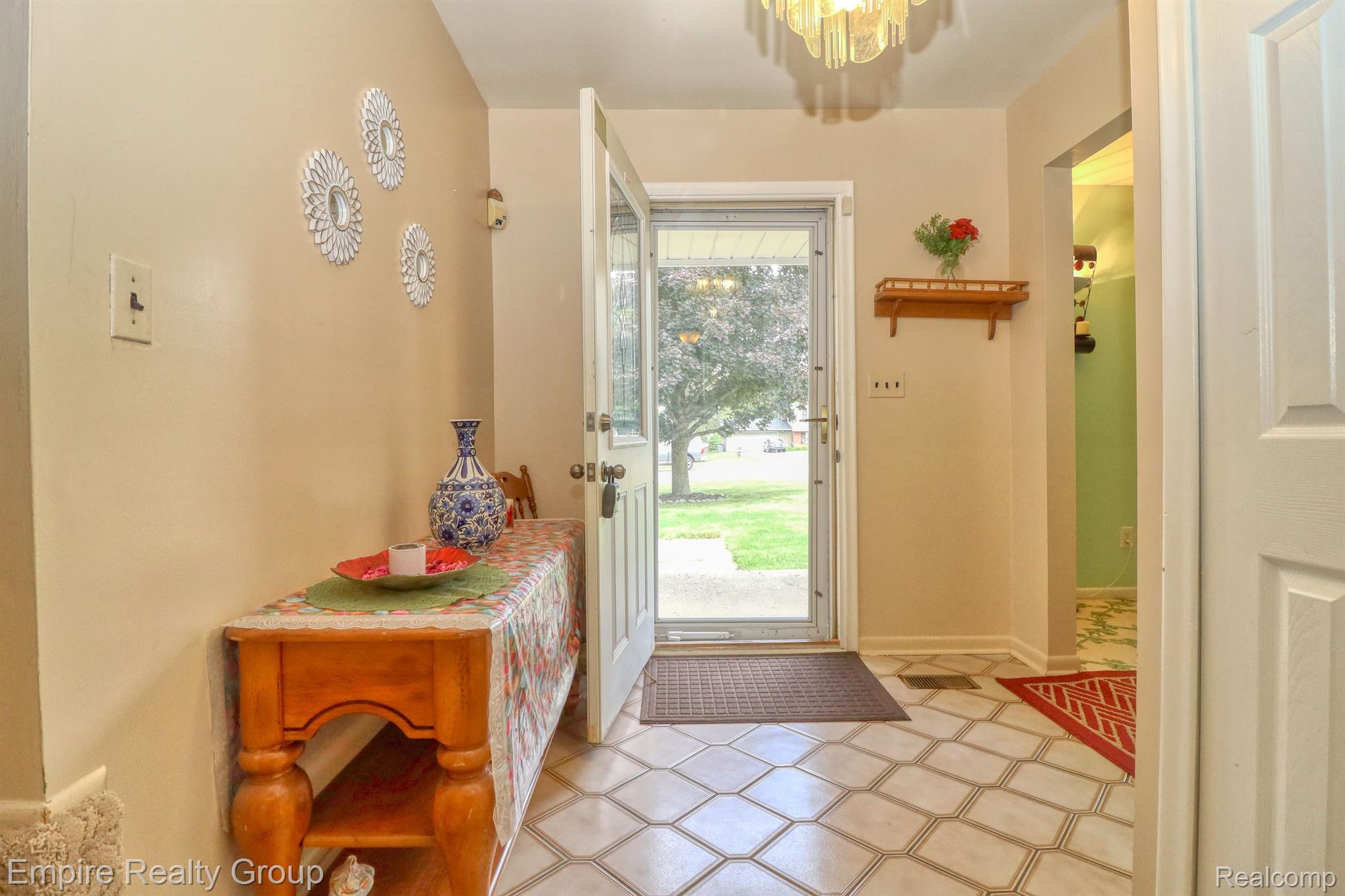 28871 Farmington Road Farmington, MI 48334 - Photo 3 of 43