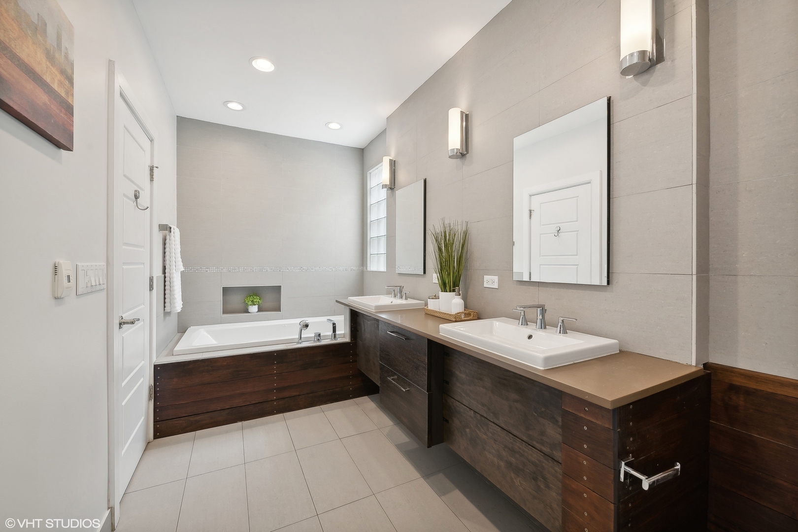 4159 North Bell Avenue Chicago, IL 60618 - Photo 22 of 42 a en suite bathroom with a double vanity sink mirror and bathtub