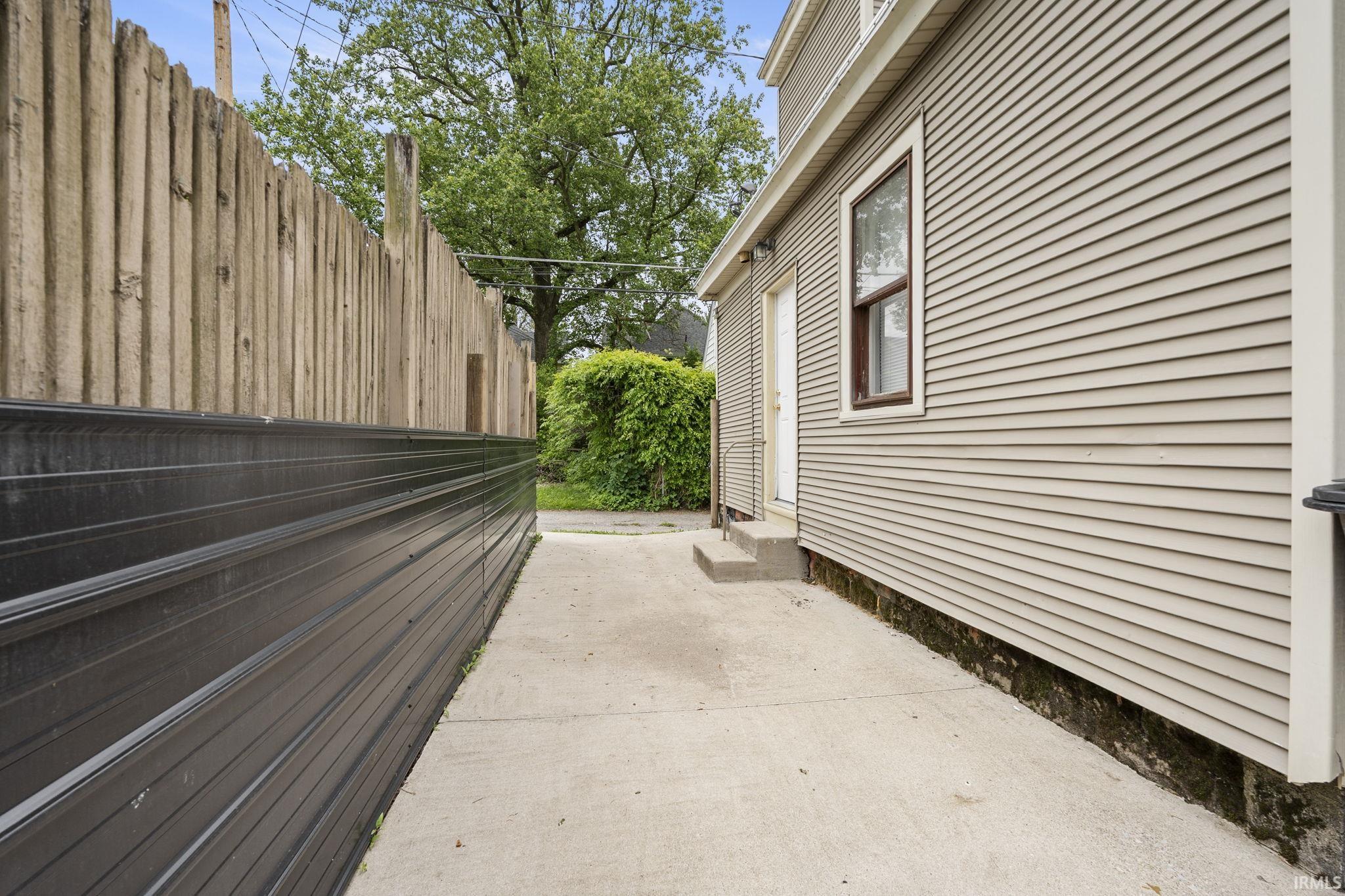 1018 Loree Street Fort Wayne, IN 46805 - Photo 3 of 33