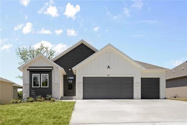 $642,500 | 31501 West 86th Street, De Soto, KS 66018