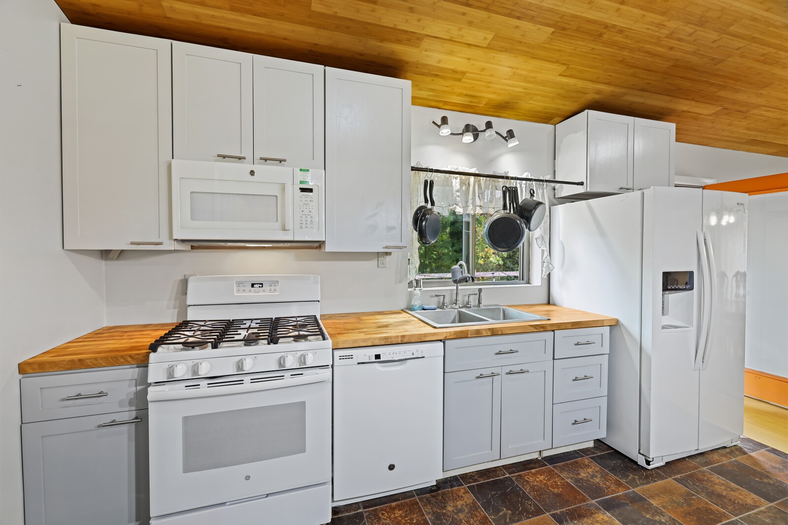 569 Moreland Road Manchester, TN 37355 - Photo 13 of 47 a kitchen with cabinets and appliances
