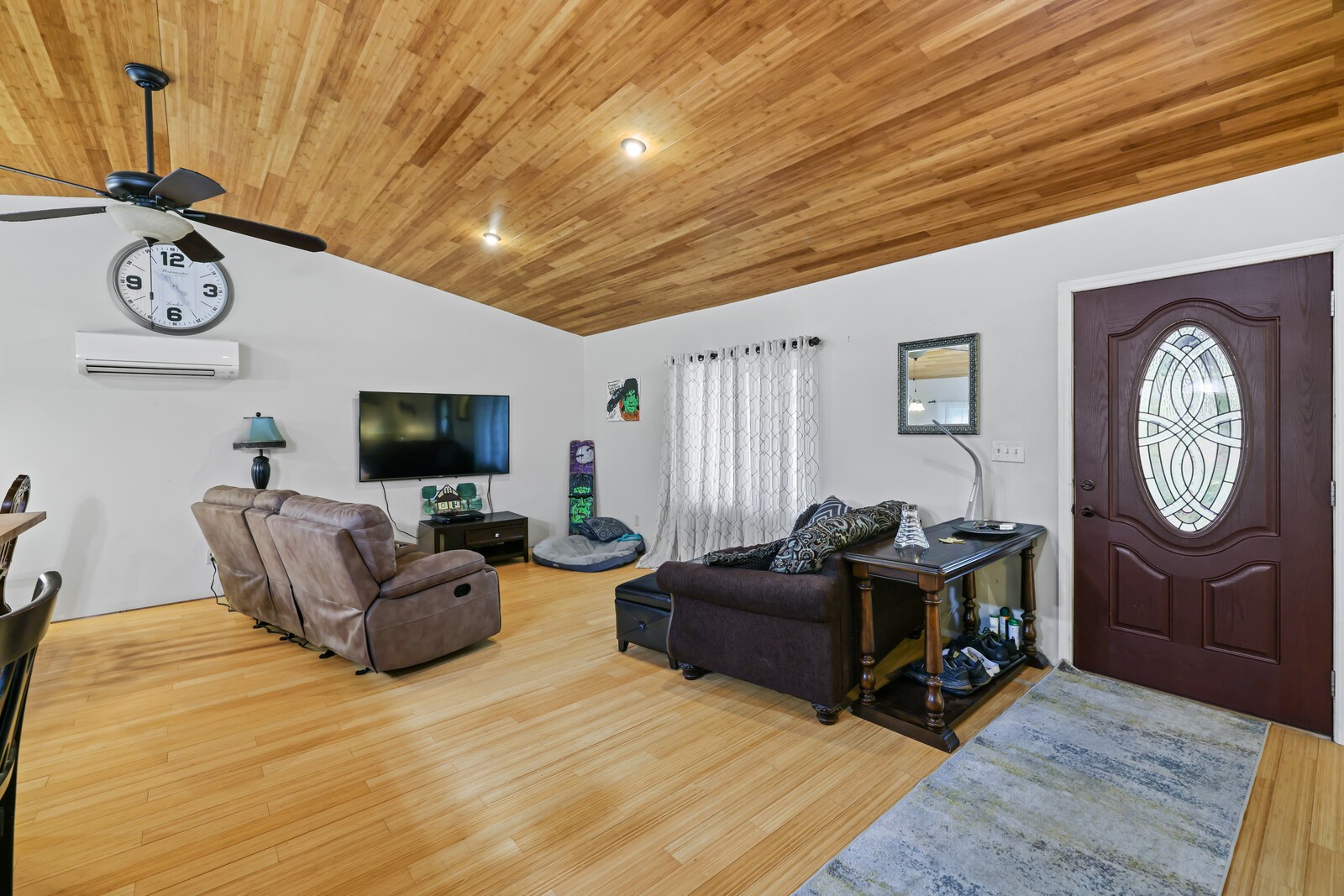 569 Moreland Road Manchester, TN 37355 - Photo 6 of 47 a living room with furniture a clock on wall and a window