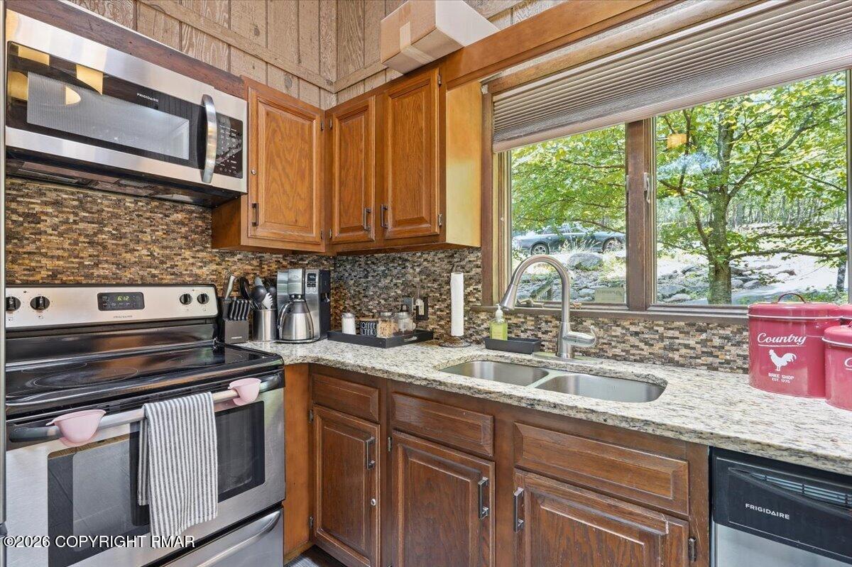 1076 Porter Drive Bushkill, PA 18324 - Photo 10 of 82 23-018_DSC00560
