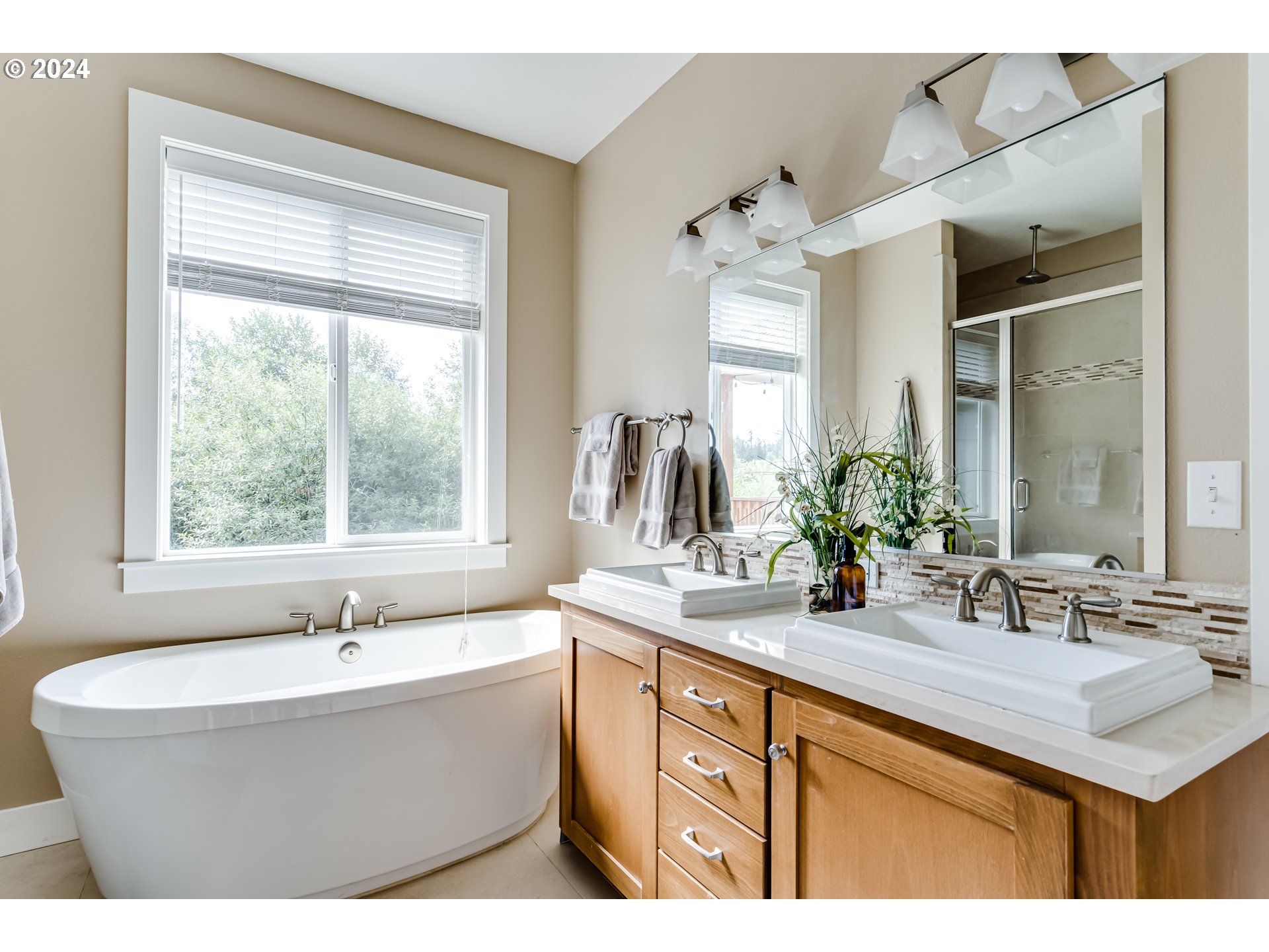 3278 Timberline Drive Eugene, OR 97405 - Photo 19 of 41 a bathroom with a bathtub sink and mirror