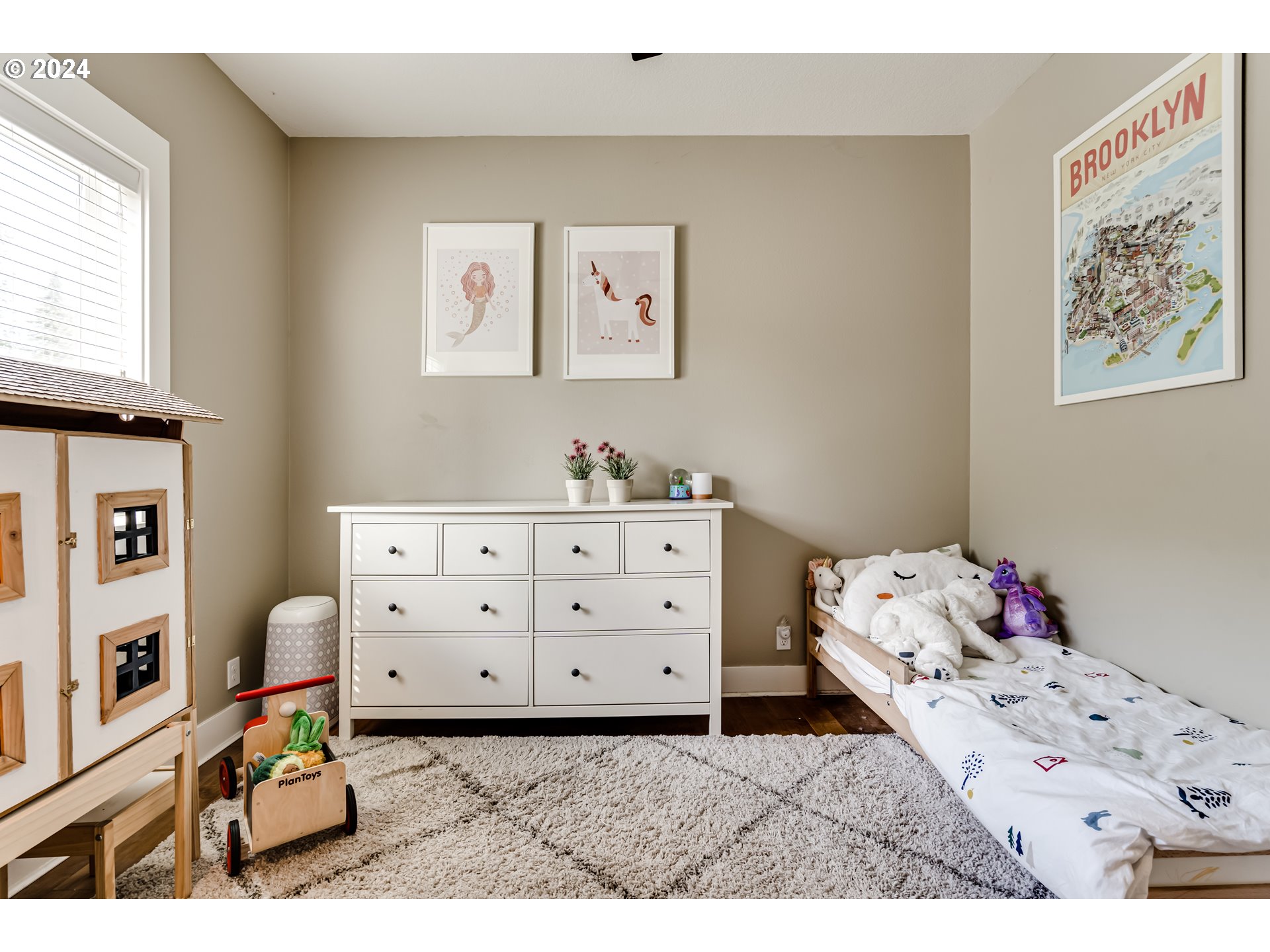 3278 Timberline Drive Eugene, OR 97405 - Photo 28 of 41 a bedroom with a bed and a dresser in it