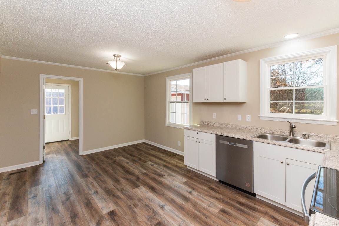 816 Garrettsburg Road Clarksville, TN 37042 - Photo 11 of 34 a kitchen that has a sink and a stove in it