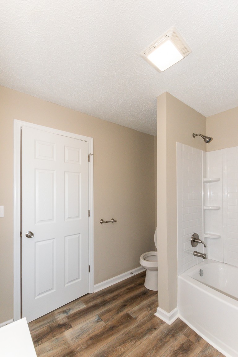 816 Garrettsburg Road Clarksville, TN 37042 - Photo 13 of 34 a bathroom with a toilet and a bathtub