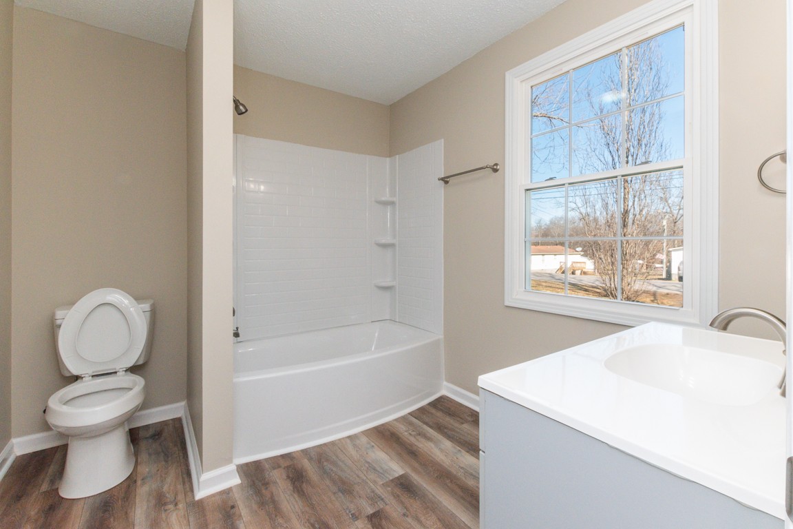 816 Garrettsburg Road Clarksville, TN 37042 - Photo 14 of 34 a bathroom with a toilet sink and bathtub