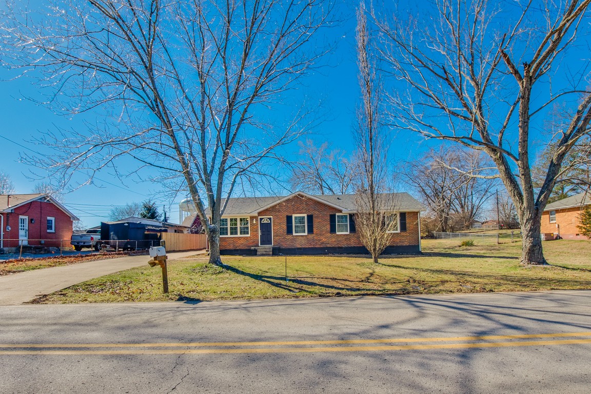 816 Garrettsburg Road Clarksville, TN 37042 - Photo 2 of 34 a house with tree in front of it