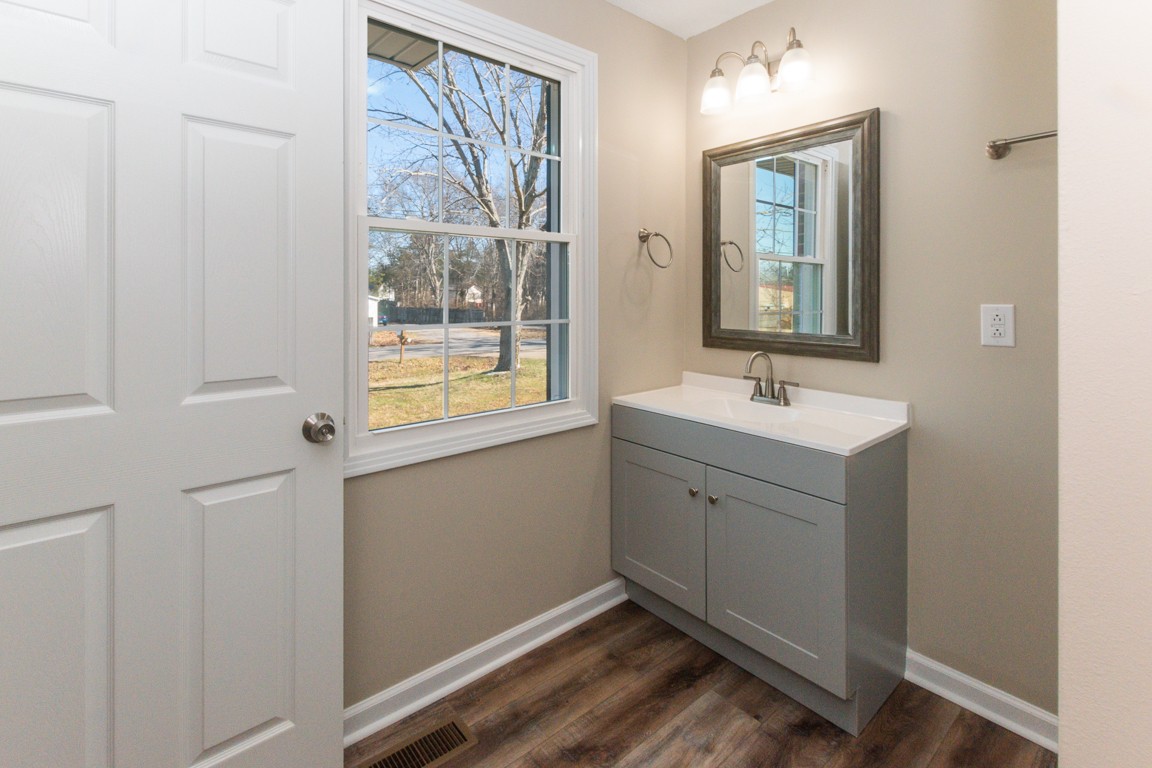 816 Garrettsburg Road Clarksville, TN 37042 - Photo 26 of 34 a bathroom with a sink and a mirror