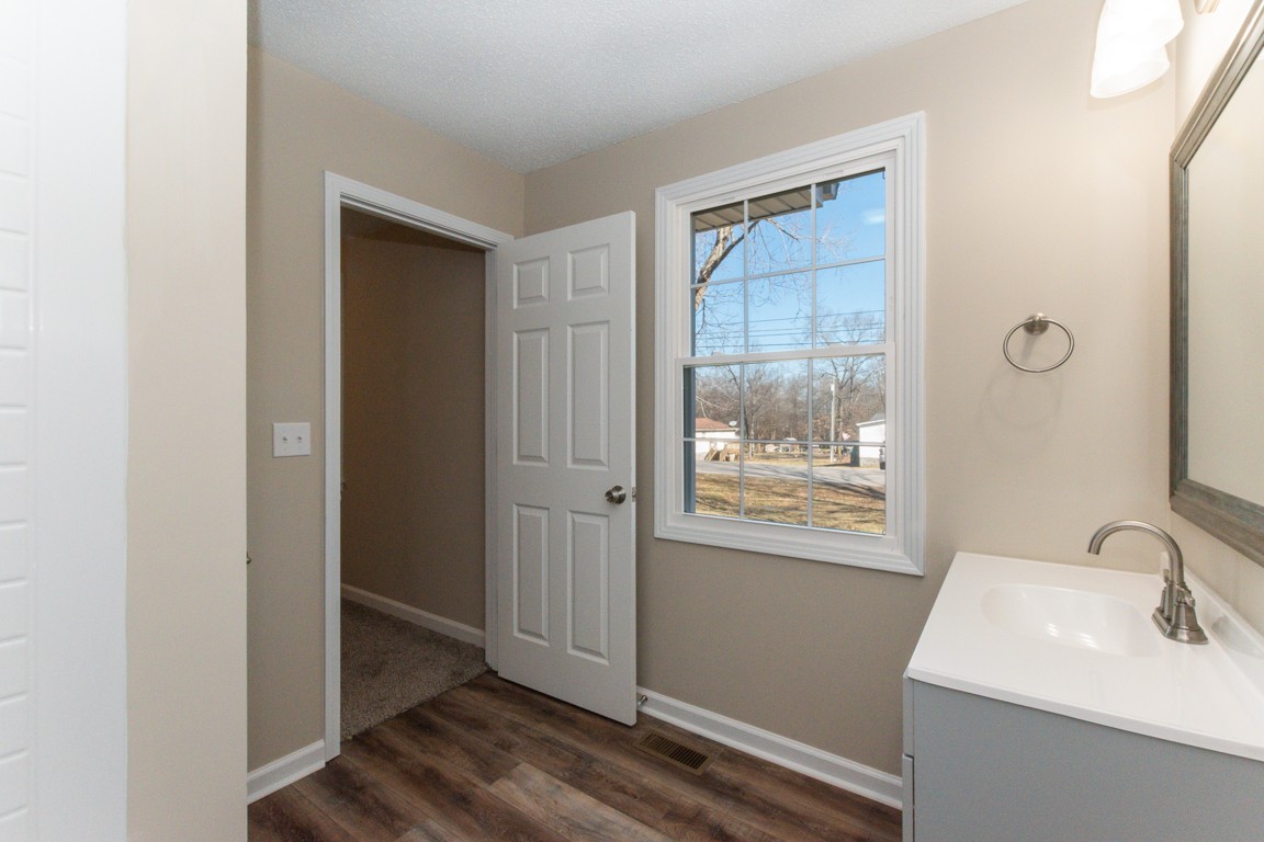 816 Garrettsburg Road Clarksville, TN 37042 - Photo 27 of 34 a bathroom with a sink a toilet and shower